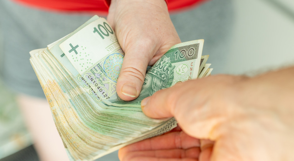 PIP przekształci zlecenia w umowy o pracę już od 2026 r. Pracownicy stracą nawet 2147 zł na rękę