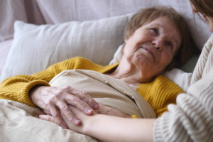 Zasiłek na opiekę nad rodzicem i innym członkiem rodziny – warunki, zasady, stawki