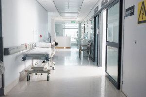 Zmarła pacjentka. Prokuratura postawiła zarzuty, wojewoda wykreślił szpital z rejestru