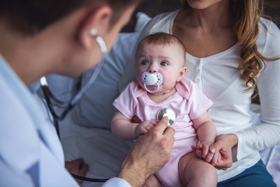 Groźny szczególnie dla niemowląt. "Szczepienia w ciąży nie ochronią wszystkich dzieci"