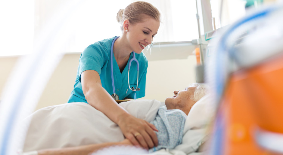 "Wszyscy jesteśmy po trosze geriatrami". W 2026 r. ruszają prace nad ważnymi zmianami w programach specjalizacji lekarskich