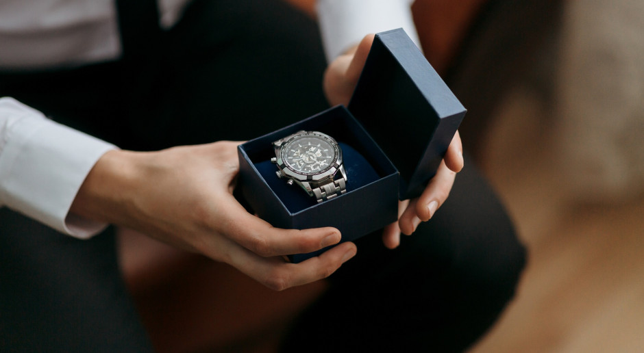 Dostał drogi zegarek do szefa, musi zapłacić podatek. Co z prezentami na święta?