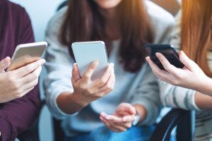 Młodzież masowo korzysta z AI. W Sejmie o deepfake'ach, w tle zmiany w sharentingu