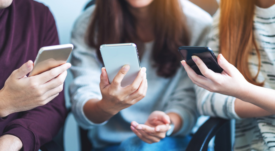 Młodzież masowo korzysta z AI. W Sejmie o deepfake'ach, w tle zmiany w sharentingu