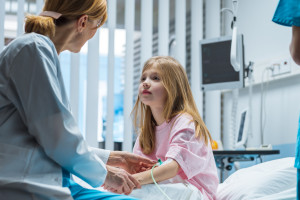 Jest bardzo agresywny, zagraża głównie dzieciom. Polscy lekarze badają skuteczność nowej terapii