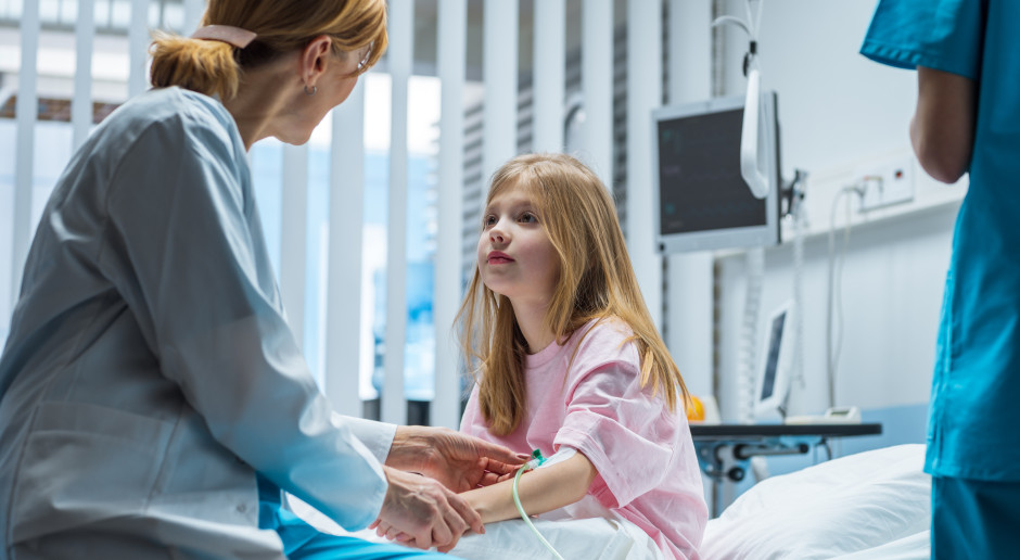 Jest bardzo agresywny, zagraża głównie dzieciom. Polscy lekarze badają skuteczność nowej terapii