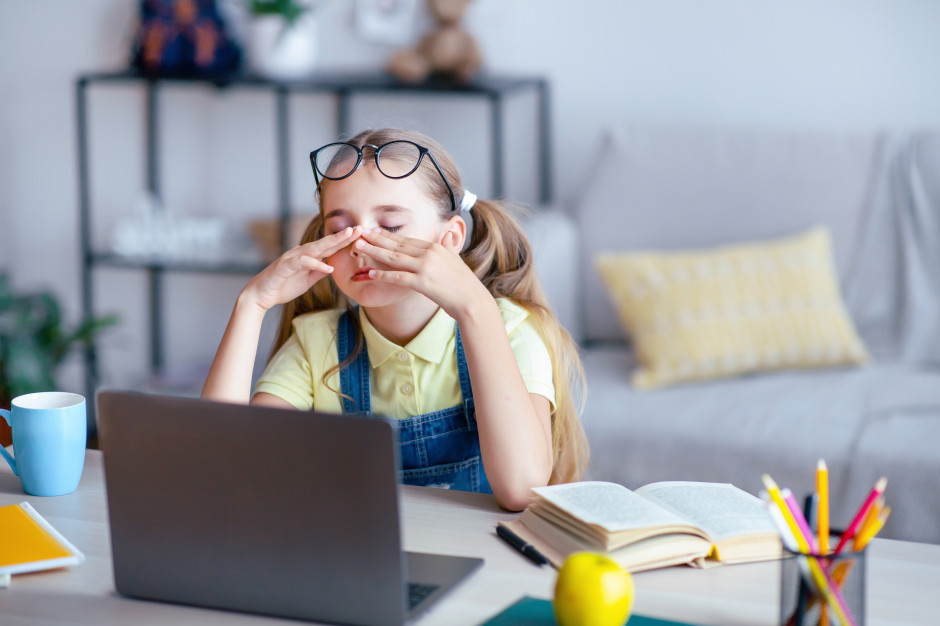 Nieleczone są drugą przyczyną ślepoty. "Te objawy powinny zaniepokoić rodziców"