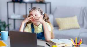 Nieleczone są drugą przyczyną ślepoty. "Te objawy powinny zaniepokoić rodziców"