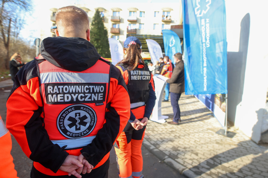 Bałagan z kamizelkami dla ratowników medycznych. "Uszczęśliwiają nas na siłę"