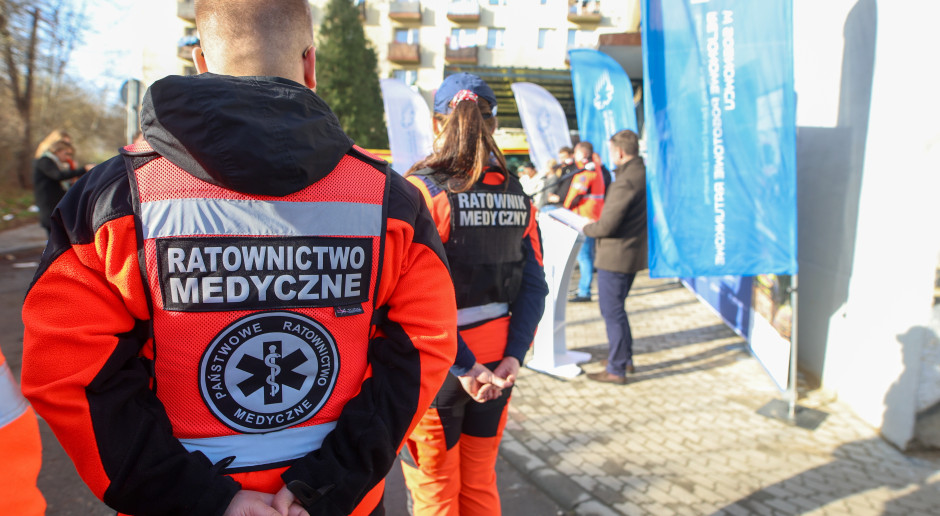 Bałagan z kamizelkami dla ratowników medycznych. "Uszczęśliwiają nas na siłę"