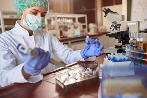 Nasze dane trafiają do Chin. Ryzyko konstrukcji broni biologicznej