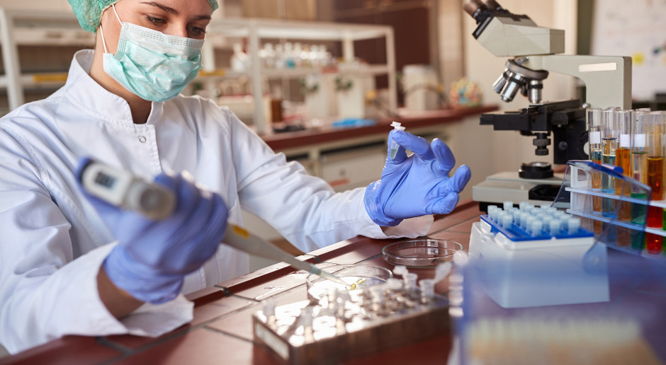 Nasze dane trafiają do Chin. Ryzyko konstrukcji broni biologicznej