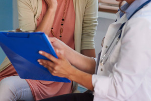  pracownik odbierze telefon od szefa i odpisze na e-maila