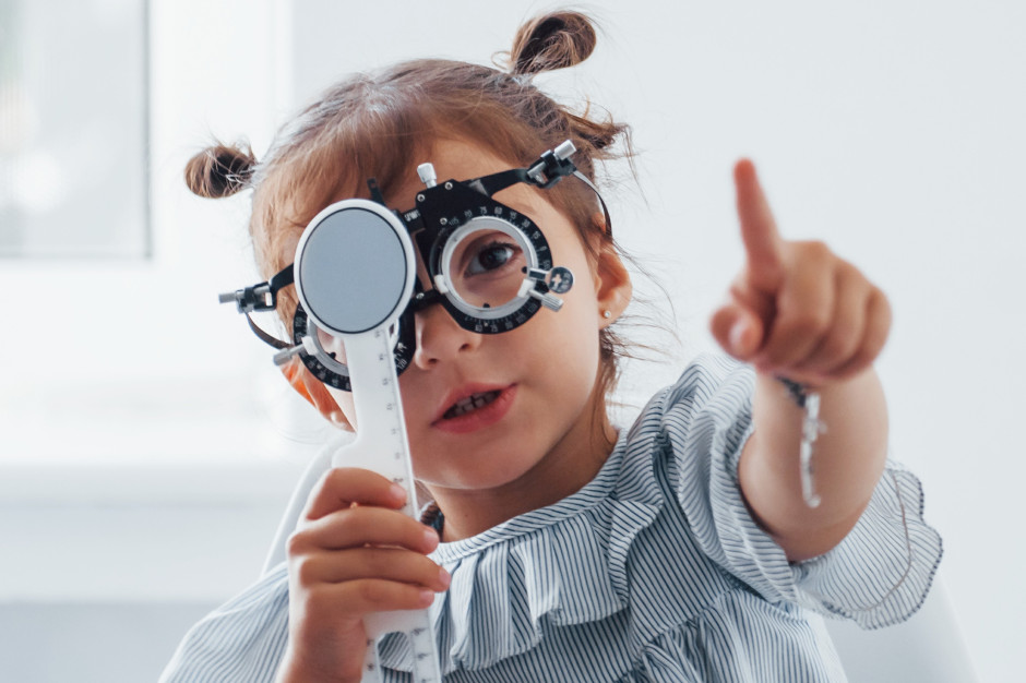 Ekspertka: połowa dzieci będzie miała krótkowzroczność. Zapobieganie "tak proste, a tak trudne"