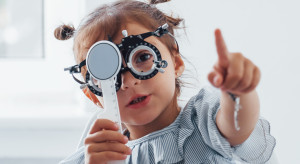 Ekspertka: połowa dzieci będzie miała krótkowzroczność. Zapobieganie "tak proste, a tak trudne"