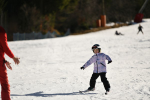Ferie zimowe z dopłatą ponad 1000 zł na dziecko. Kto może skorzystać?
