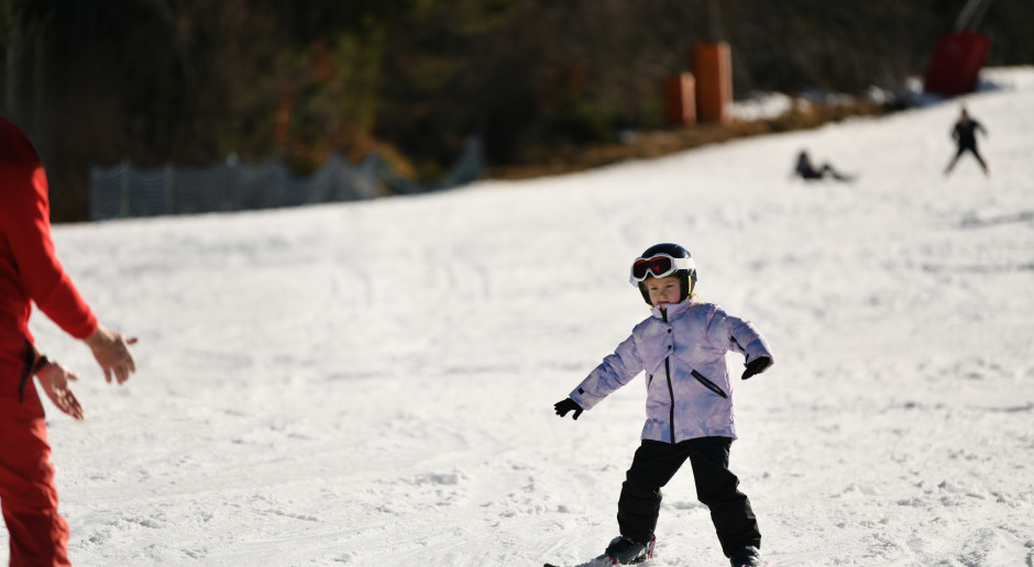 Ferie zimowe z dopłatą ponad 1000 zł na dziecko. Kto może skorzystać?