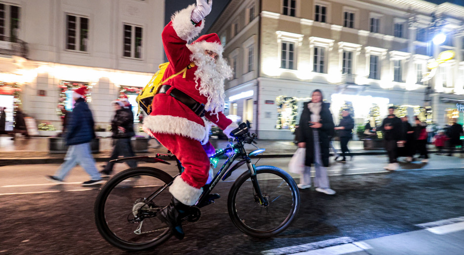 Święty Mikołaj z piwem w reklamie. Były szef PARPA: skandal, dno zostało przebite. Będzie kontrola KRRiT