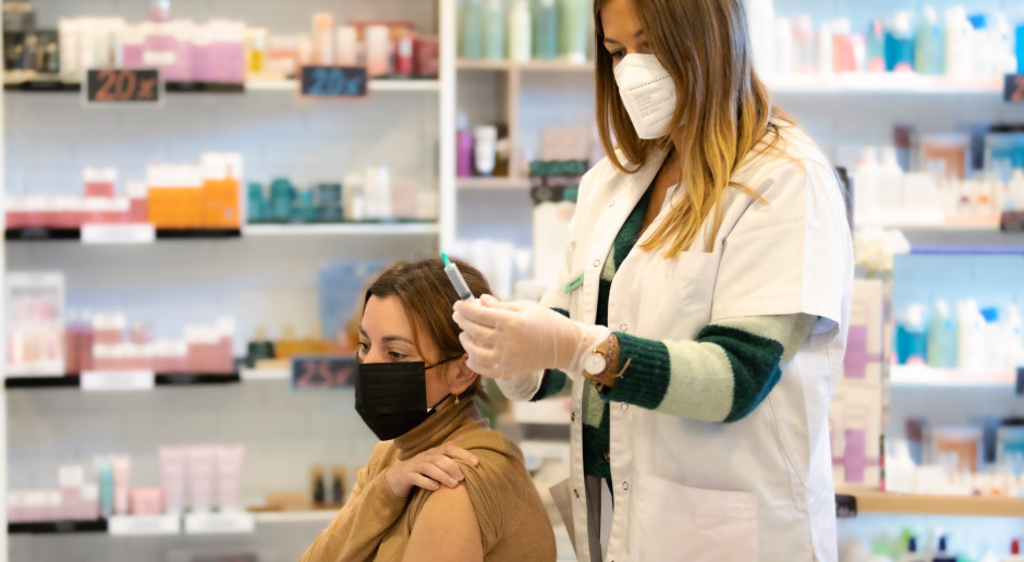 NFZ zapłaci za kolejne szczepienia w aptekach. Od kiedy?