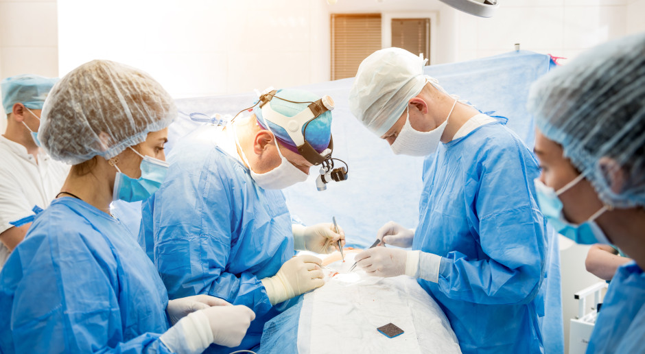 Pierwszy w Polsce i jeden z pierwszych na świecie: zabieg mastektomii z rekonstrukcją piersi tkankami pacjentki