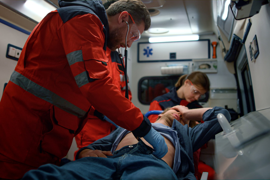 Uderzył, kopał i znieważał ratowników medycznych. Agresywny pacjent zatrzymany przez policję