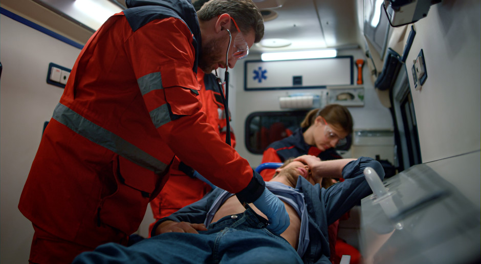 Uderzył, kopał i znieważał ratowników medycznych. Agresywny pacjent zatrzymany przez policję