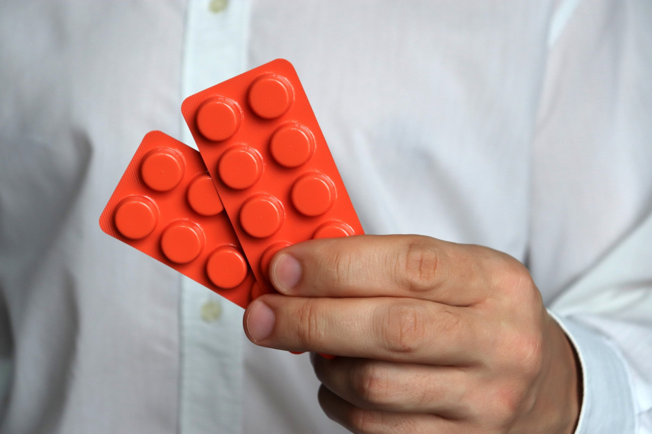 Bez litości uderzają w wątrobę. Te suplementy bierzemy garściami