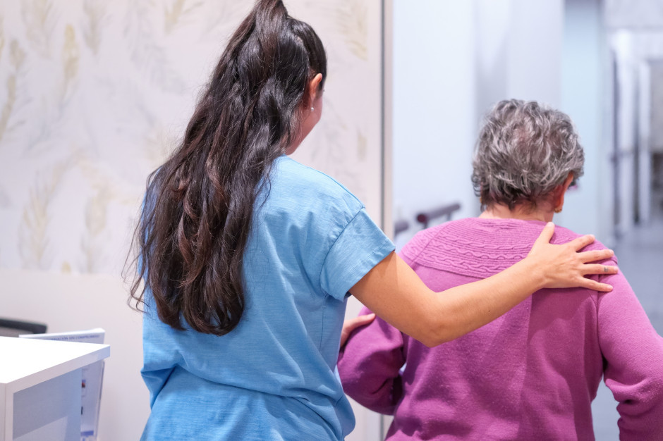 7036 zł dla opiekuna medycznego. Coroczna podwyżka w 2026 roku pod znakiem zapytania