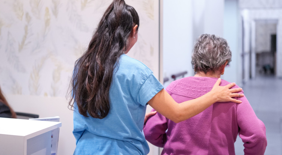 7036 zł dla opiekuna medycznego. Coroczna podwyżka w 2026 roku pod znakiem zapytania