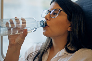 8 szklanek dziennie to błąd. Są nowe wytyczne dotyczące picia wody