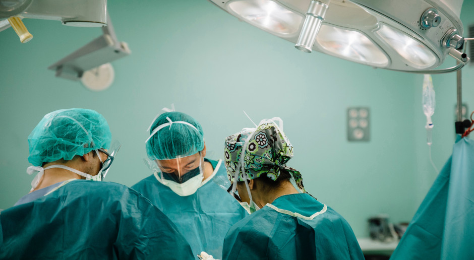 Została mała blizna. Pierś usunięto endoskopowo, nowa powstała z tkanek uda