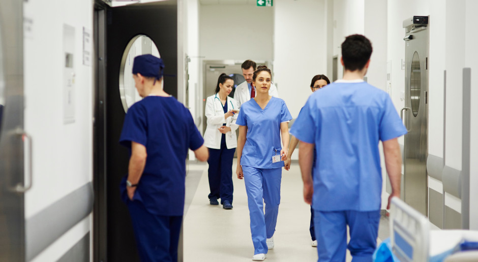 "Już nie lekarz, ale „osoba lecząca”. Dyrektorzy o zmianach przepisów w Kodeksie Pracy