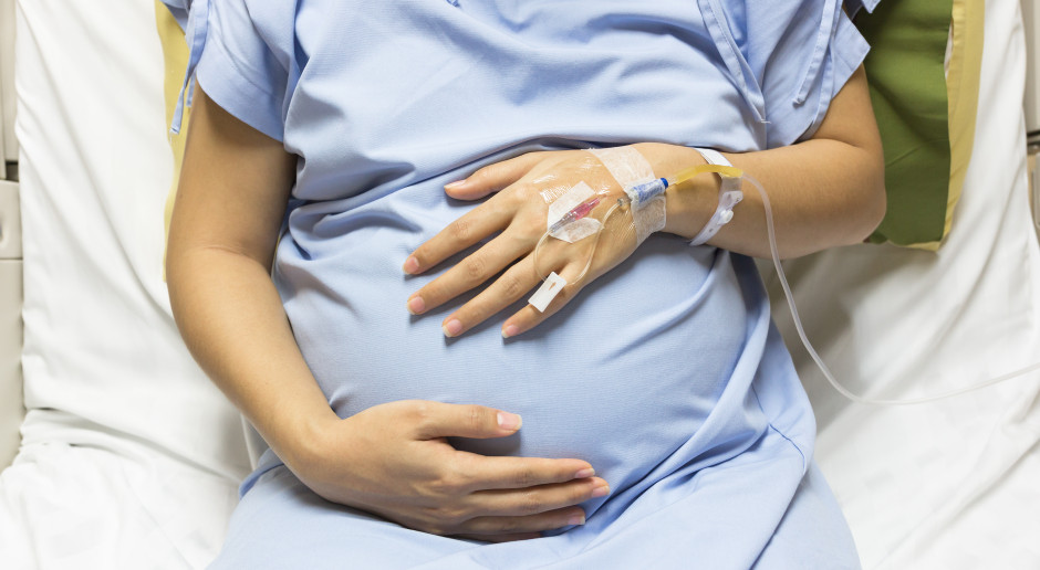 Zmiany dla ciężarnych weszły w życie. Porody bez porodówek i nowy standard opieki