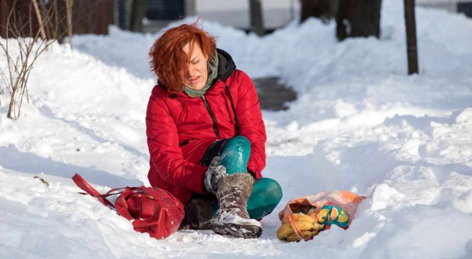 200 tys. za upadek na śliskim chodniku. Ale jest warunek do spełnienia