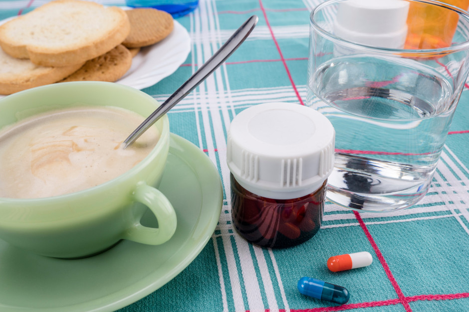 Leki mogą wchodzić w interakcje z jedzeniem. Nigdy tego nie łącz
