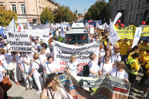 Rząd chce zmienić zasady podwyżek dla medyków. Ci nie wykluczają sprzeciwu na ulicy