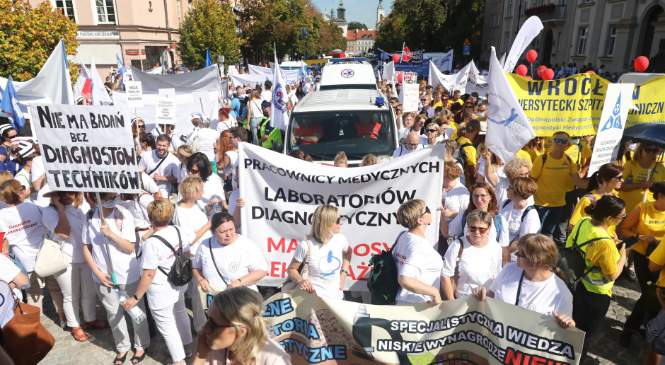 Rząd zmieni podwyżki medykom. Ci nie wykluczają sprzeciwu na ulicy