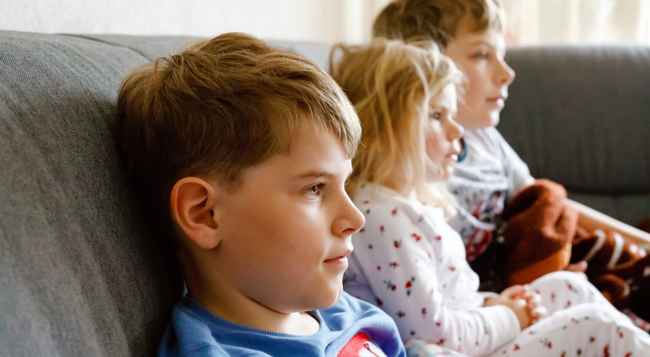 Środowisko medyczne bije na alarm: dzieci są bombardowane reklamami alkoholu