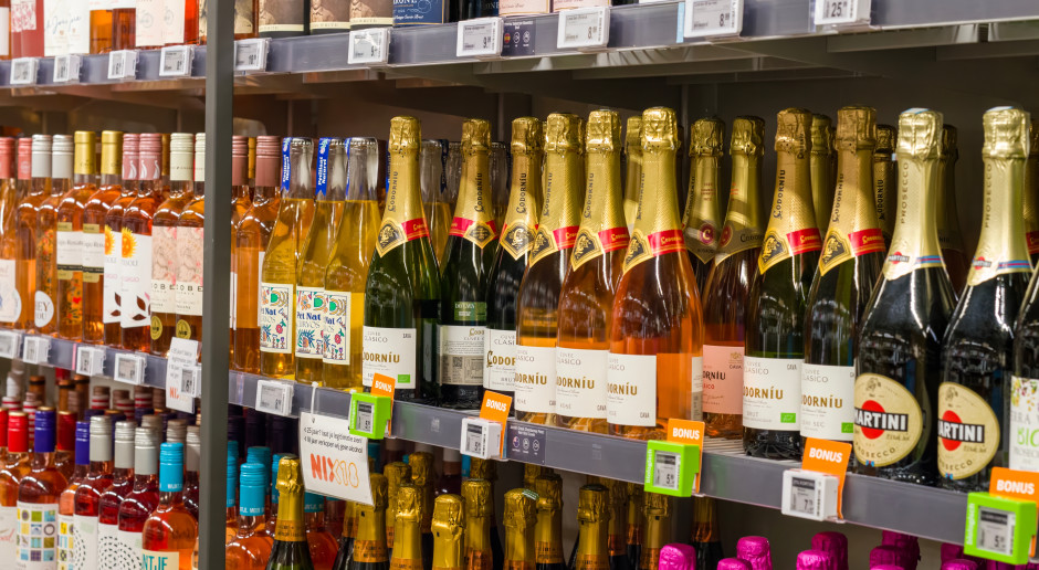 3 mln puszek piwa dziennie i 186 mld zł strat. Alkoholowy dylemat rządu