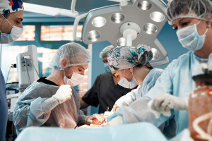 Śmieciowe umowy czy wolny wybór? Spór o reformę PIP i KPO. W tej specjalizacji dominują kontrakty