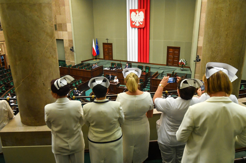 Podwyżki medyków wrócą do Sejmu. "Czekamy na ministerstwo ws. projektu pielęgniarek"