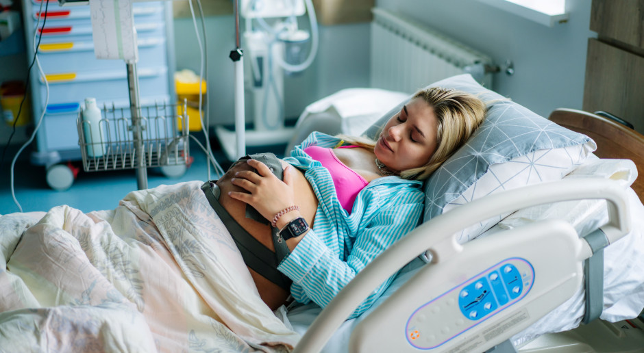 Pokój narodzin zamiast porodówki. Rozporządzenie na finiszu, MZ przystało na trzy zmiany