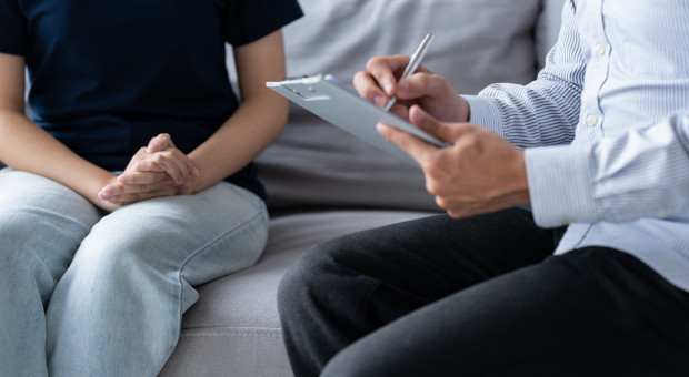 Pacjent zostaje na oddziale, bo tak się bardziej opłaca? Co dane NFZ mówią o leczeniu depresji w Polsce