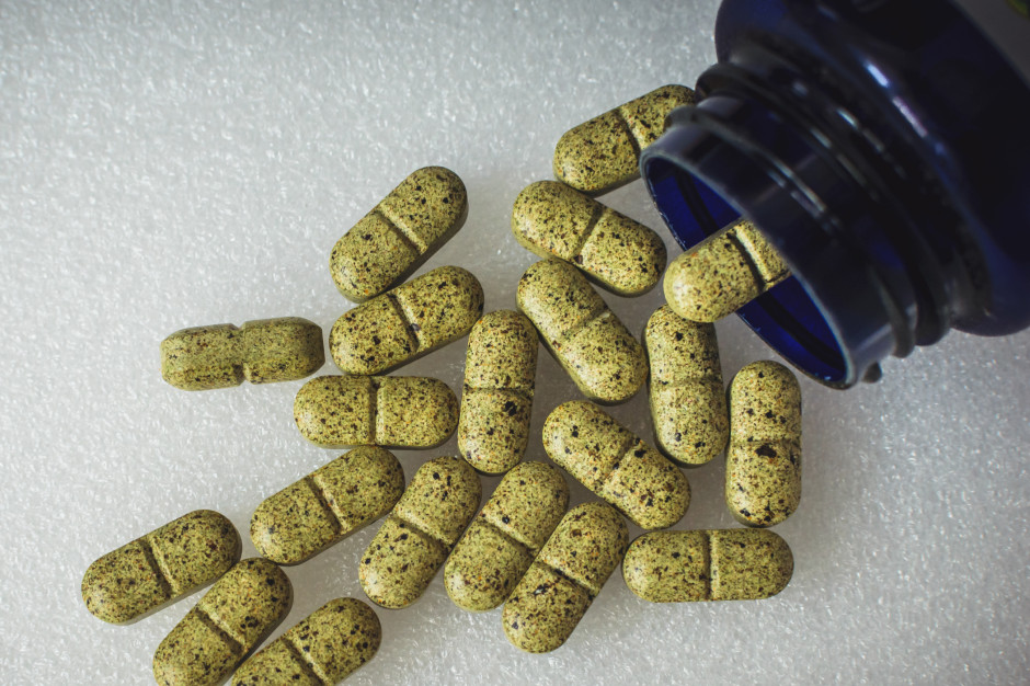 Wyniszcza trzustkę, dewastuje serce. Zakazana we Francji, ale nie w Polsce