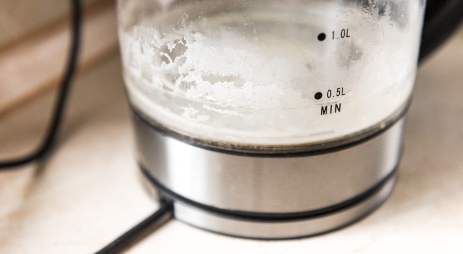 Woda zostawia kamień w czajniku? Sanepid wyjaśnia, co oznacza biały osad