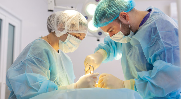 Pięć lat zamiast sześciu i koniec z niedopuszczaniem do stołu? Tak ma wyglądać specjalizacja z chirurgii