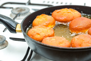 Najlepszy tłuszcz do smażenia pączków kosztuje kilka złotych. Sprawdź przed tłustym czwartkiem