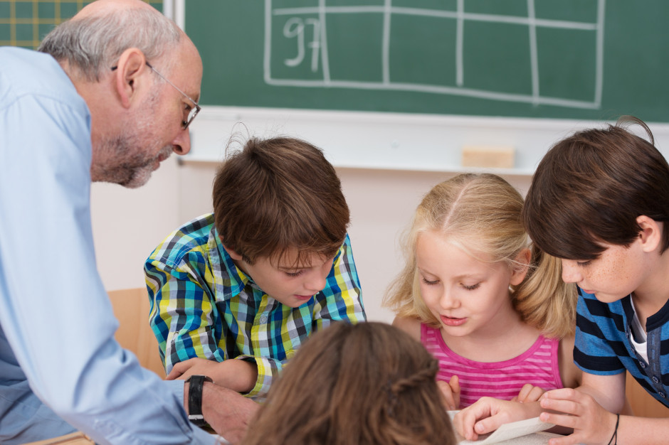 Rząd chce wprowadzić seniorów do szkół. Opozycja protestuje