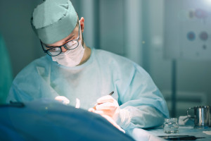 Ginekolog z Ciechanowa usunął młodej pacjentce olbrzymiego guza. Rósł przez wiele lat