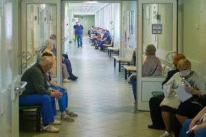 NFZ pokazuje wzrost pierwszych wizyt u specjalistów. Lekarze mają wątpliwości